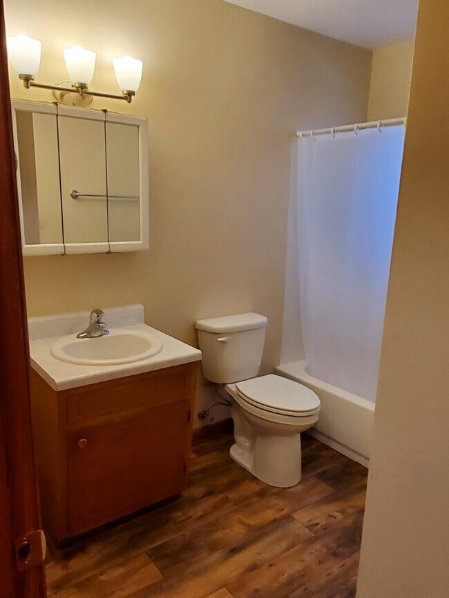 Bathroom - 1833 Cambridge Ave SW