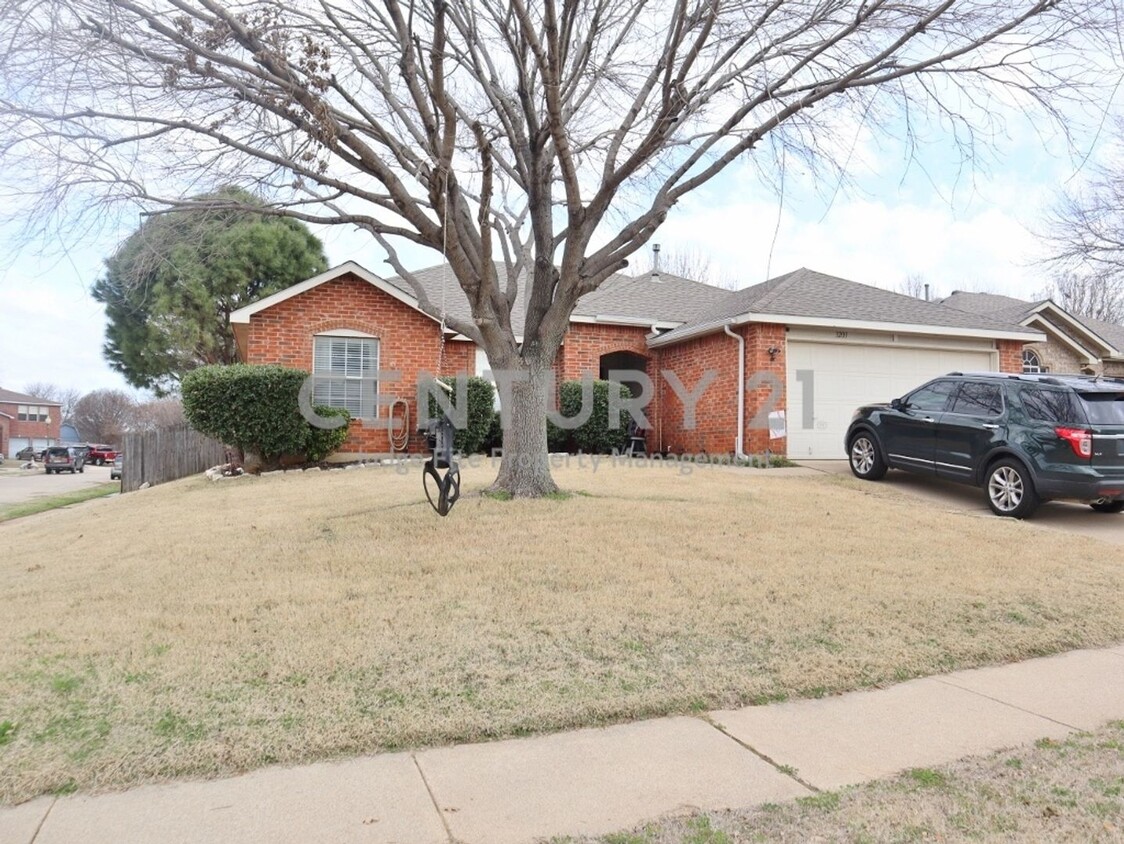 Foto principal - Wonderful 3/2/2 Corner Lot In Lake Dallas ...