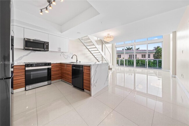 Building Photo - 2000 Bay Dr