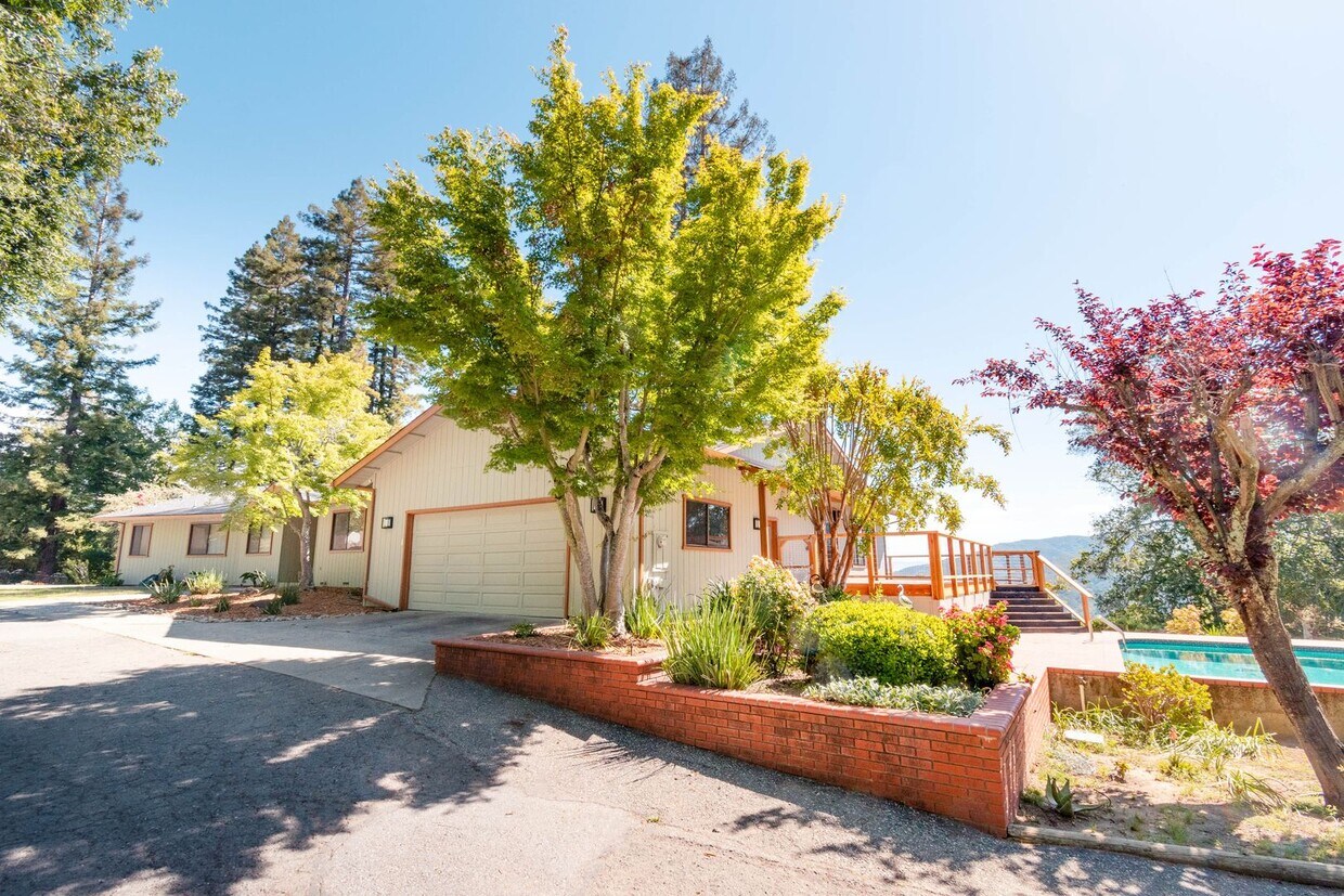 Primary Photo - 3.5 Acre View Property Just a Few Minutes ...