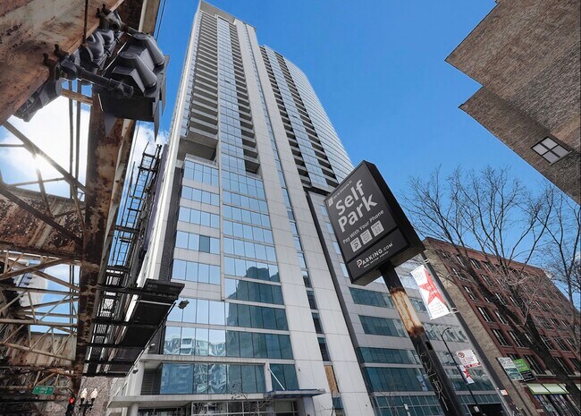 Foto del edificio - 303 W Ohio St