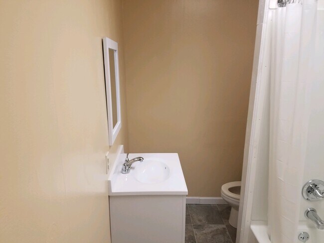 Bathroom with tub/shower - 1713 W Main St