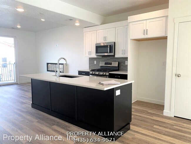Building Photo - 2 br, 2.5 bath House - 6688 N. Silver Cree...