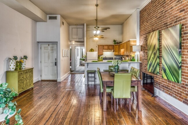 Building Photo - 110 E Alamo St