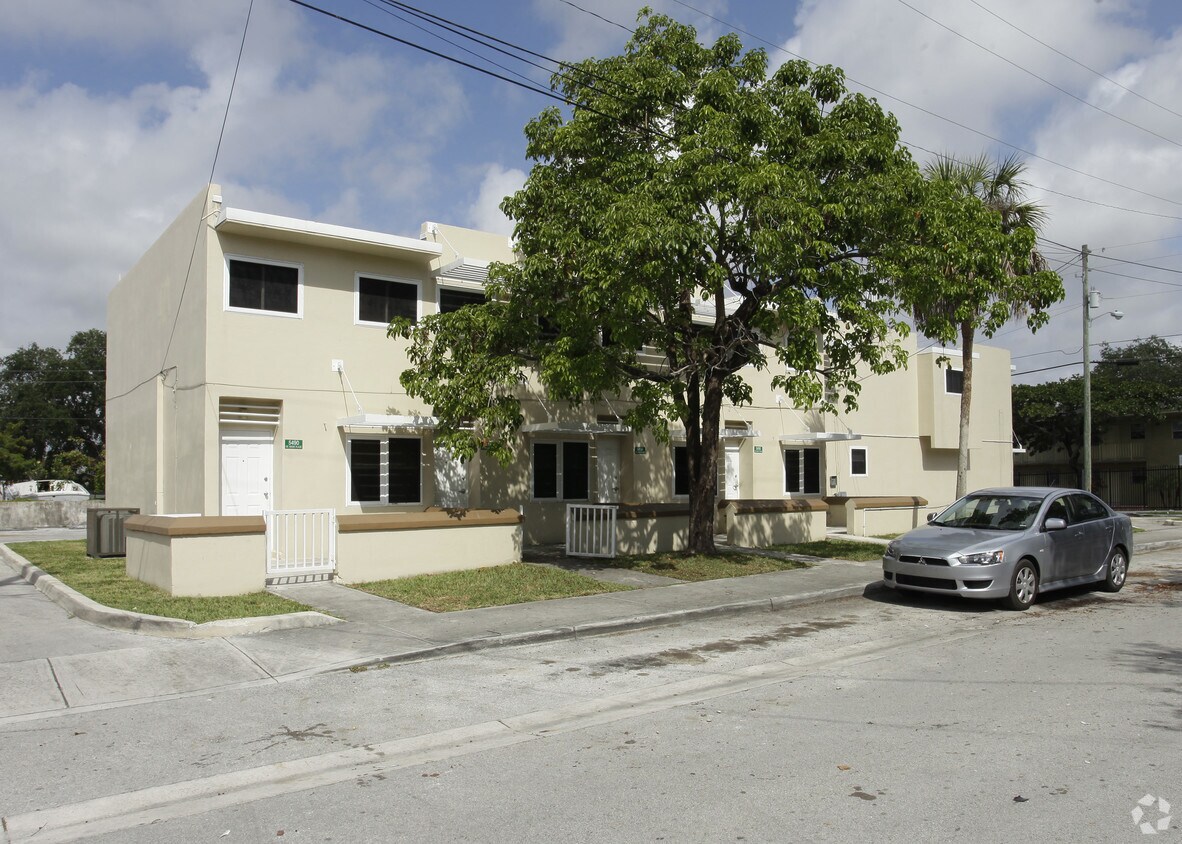 Foto del edificio - 5490-5496 NE Miami Pl