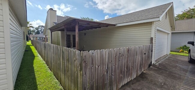 Foto del edificio - Home with 2 car garage
