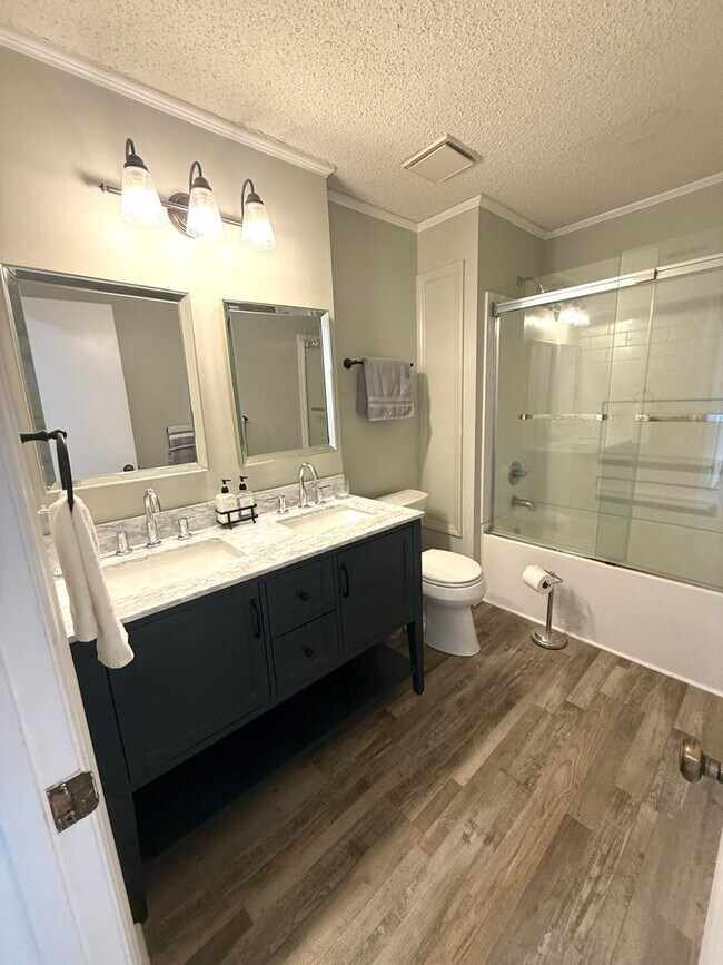 Foto del edificio - COMPLETELY RENOVATED TOWNHOUSE