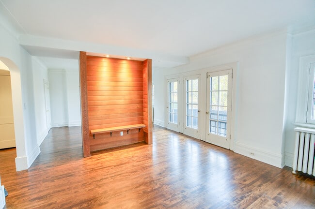 Living room w/ feature wall - 8 Range Rd