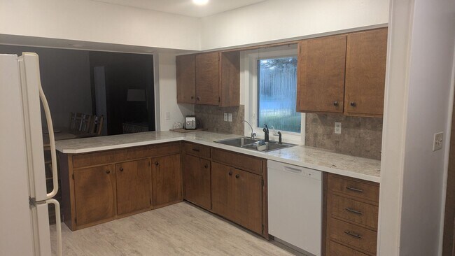 Foto del edificio - 3 Bedroom home with 2 car detached garage