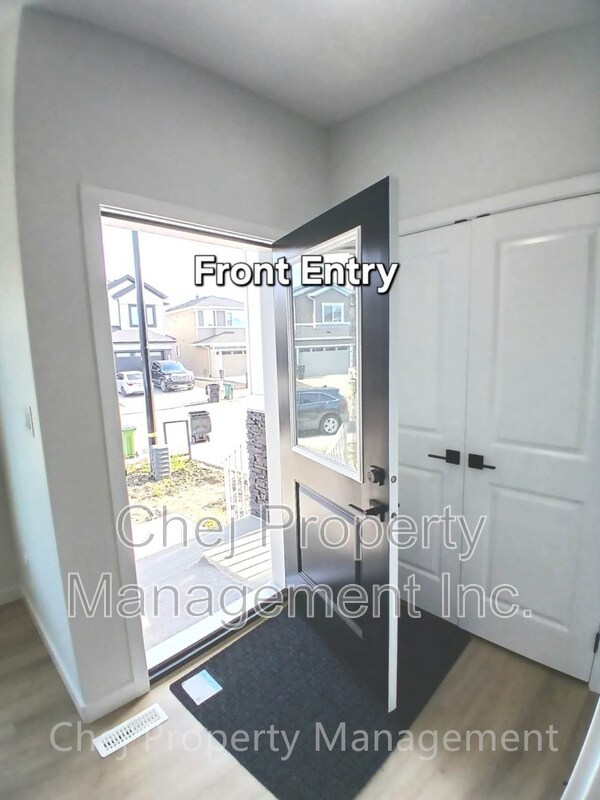 Photo du bâtiment - 16515-16520 20 Ave SW
