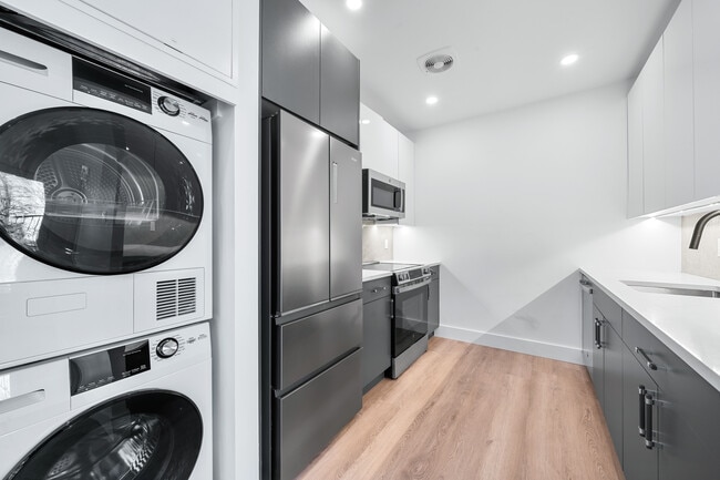 Building Photo - 28 Spencer Place