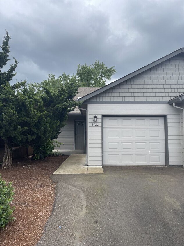 Foto principal - 3720-3722 Osborn Ave NE Salem, OR 97301