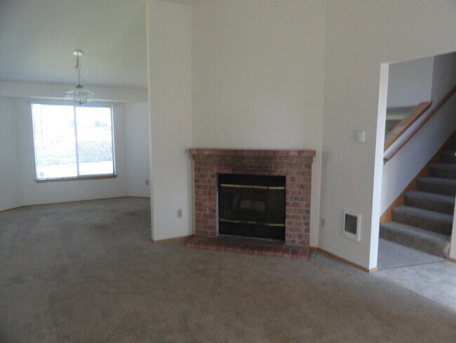 Building Photo - Spacious 3 Bedroom Tri-level Home In Lacey!!