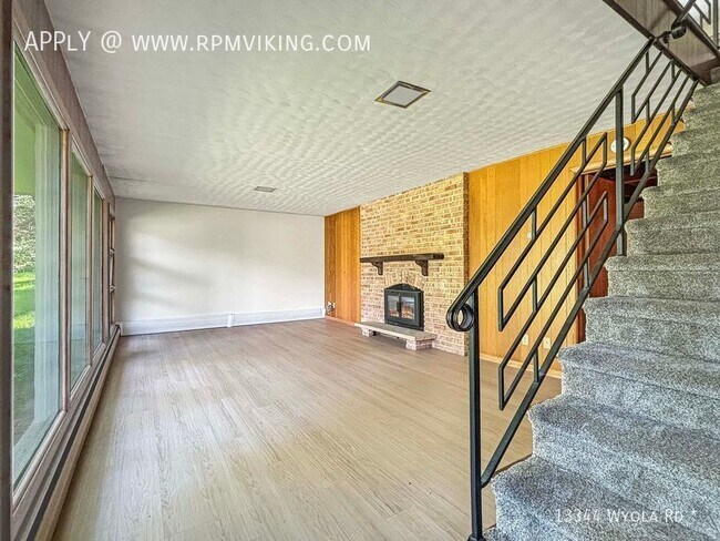 Building Photo - 3br 2ba 2cg ~ Security Deposit Free Altern...