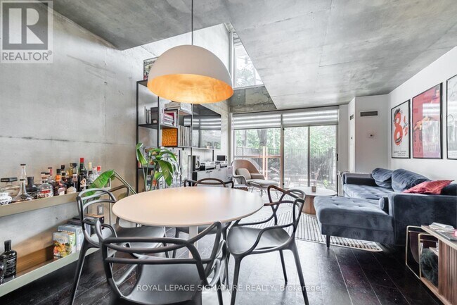 Building Photo - 954 King St W