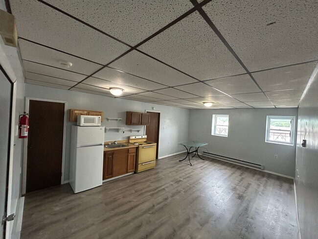 Building Photo - 131 Wood St