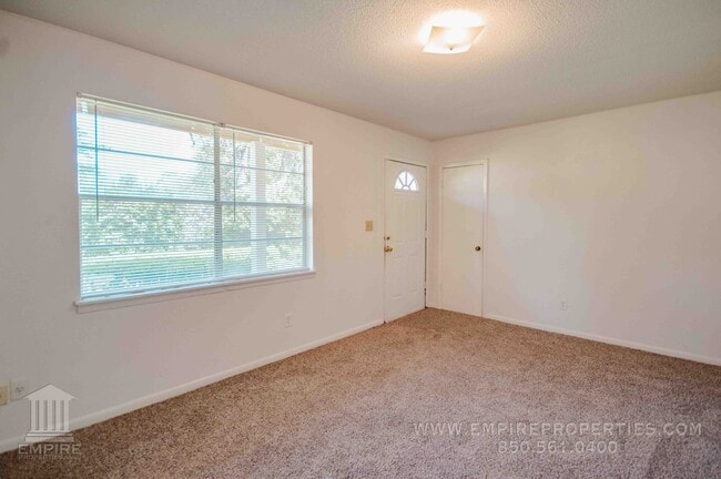 Building Photo - Spacious brick home off of South Monroe