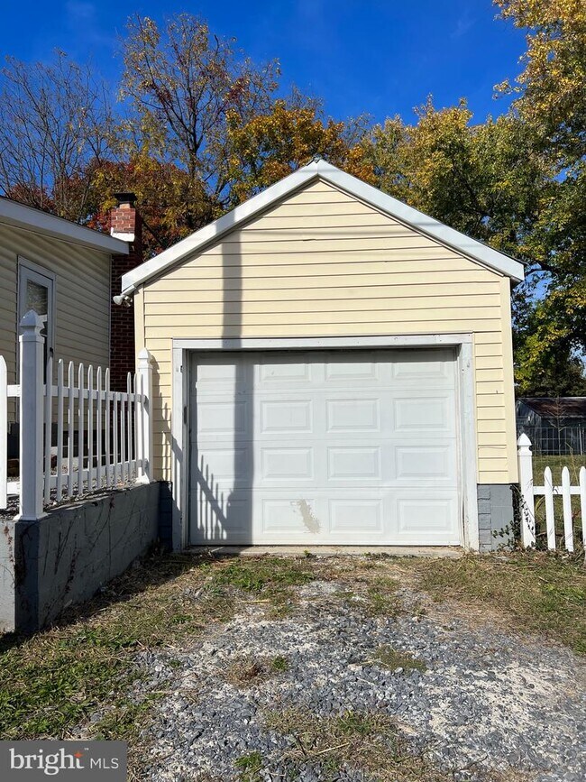 Building Photo - 327 Kerns St