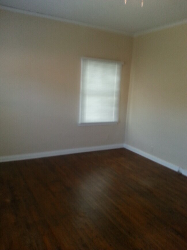LIVING ROOM - 151 N Swall Dr