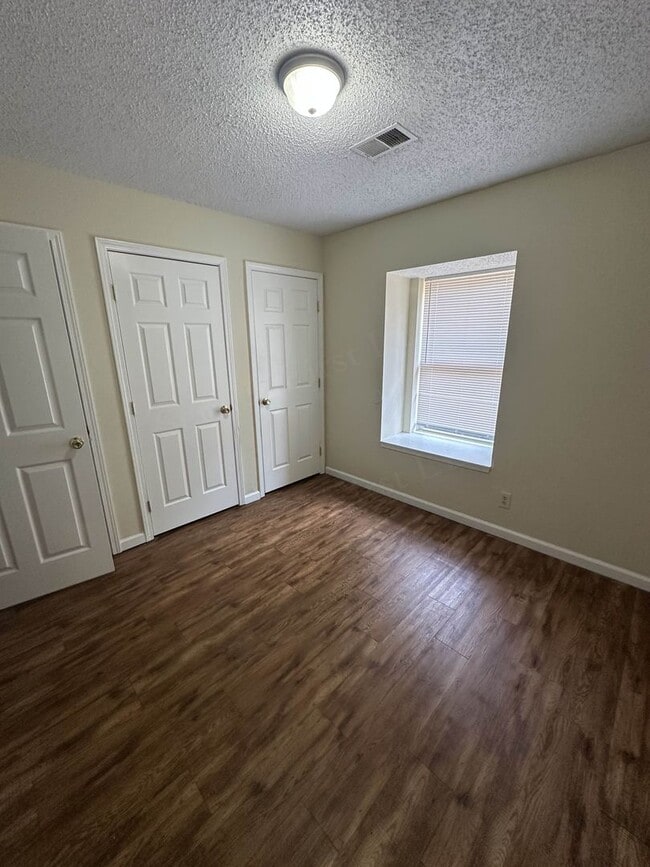 Building Photo - Hollister Apartments