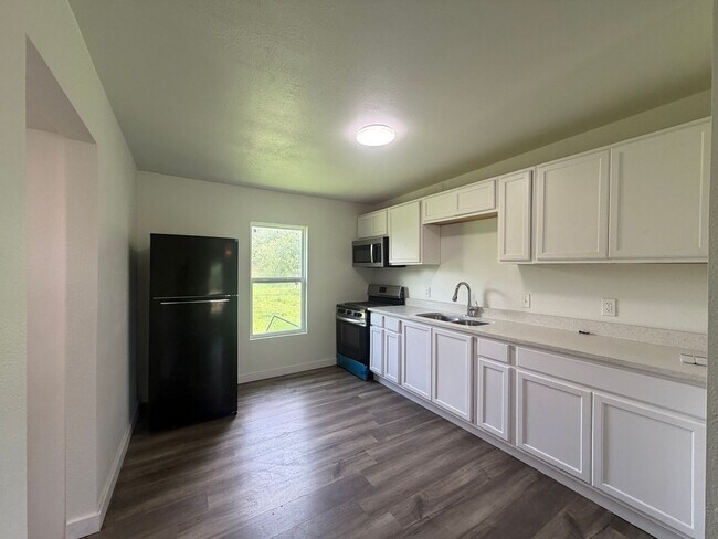 Foto del edificio - THREE BEDROOM ONE BATH