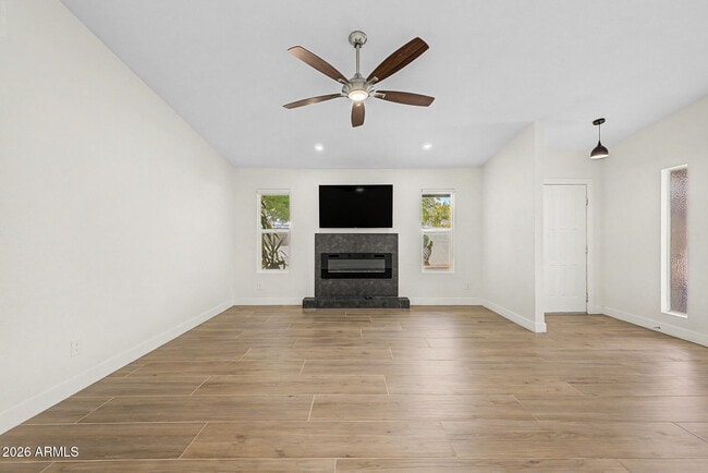 Building Photo - 8711 E Latham St