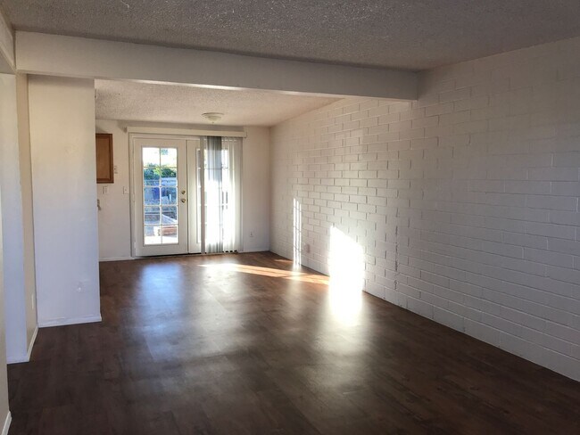 Foto del edificio - Conveniently Located 3Bdm 2Ba Townhome!