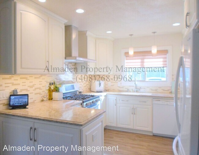 Building Photo - 4 br, 2 bath House - 1699 Hyacinth Ln.