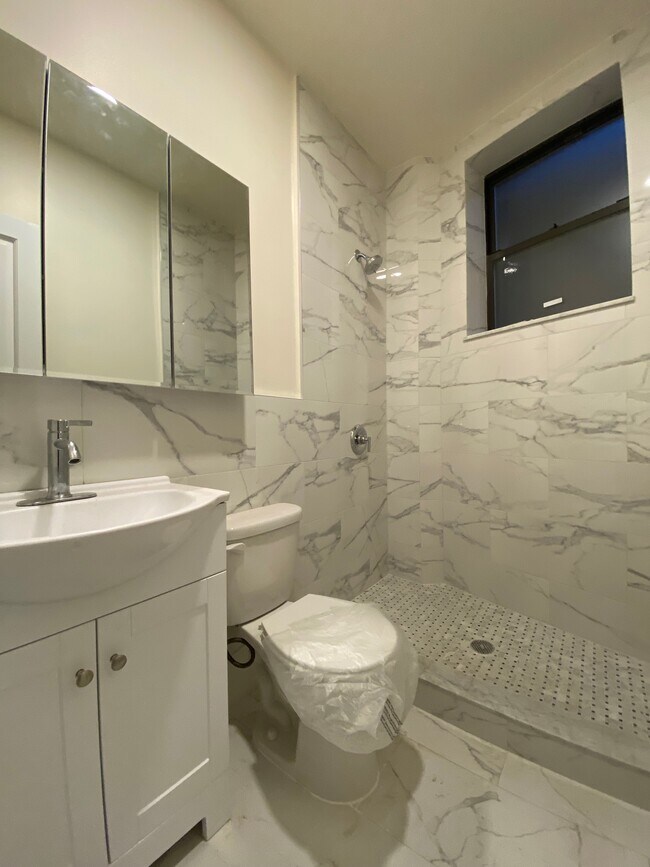 BATHROOM - 140 W 80th St