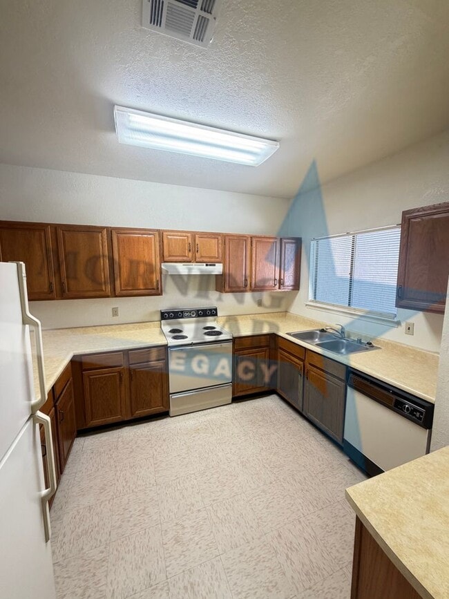 Building Photo - Cute Townhouse in Desirable Area- Close to everything!