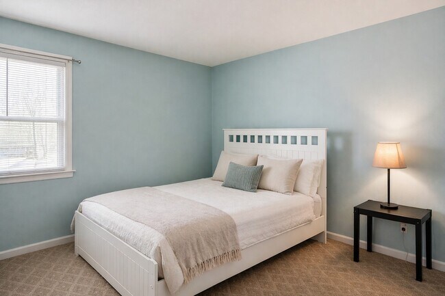 Dormitorio 1 completo con TV - 513 N Nixon Ave
