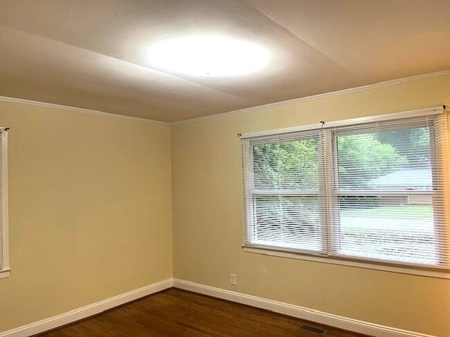 Building Photo - ~~ Cute 3-bedroom home located in Burlingt...