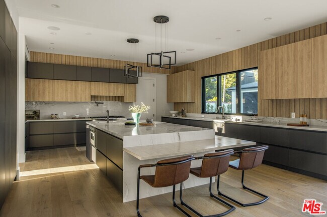 Foto del edificio - 17341 Amina Pl