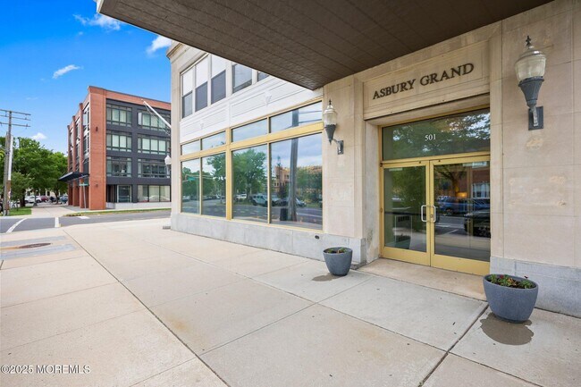 Building Photo - 501 Grand Ave