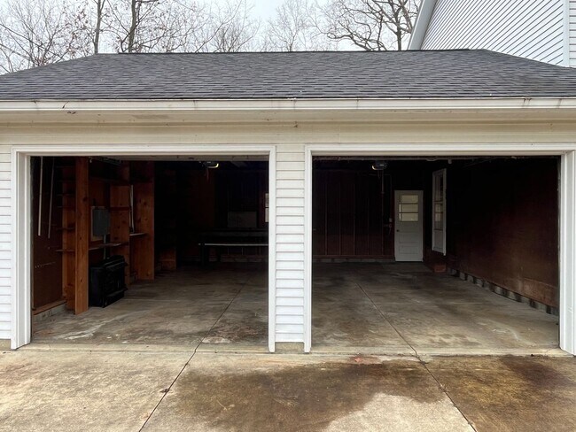 Building Photo - Four bedroom home on a wooded lot!