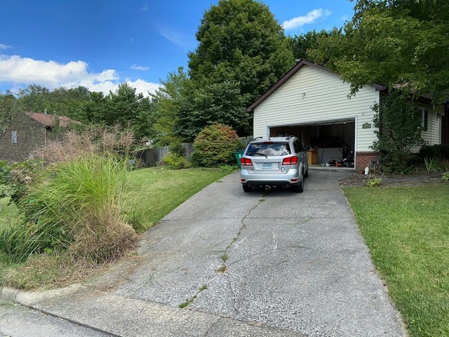 Building Photo - Updated 3 Bedroom 2.5 Bath Home on Hardwoo...