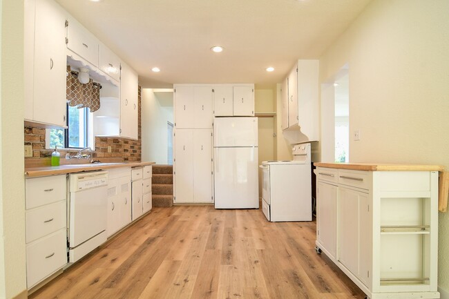 Building Photo - Magnolia 4 bedroom