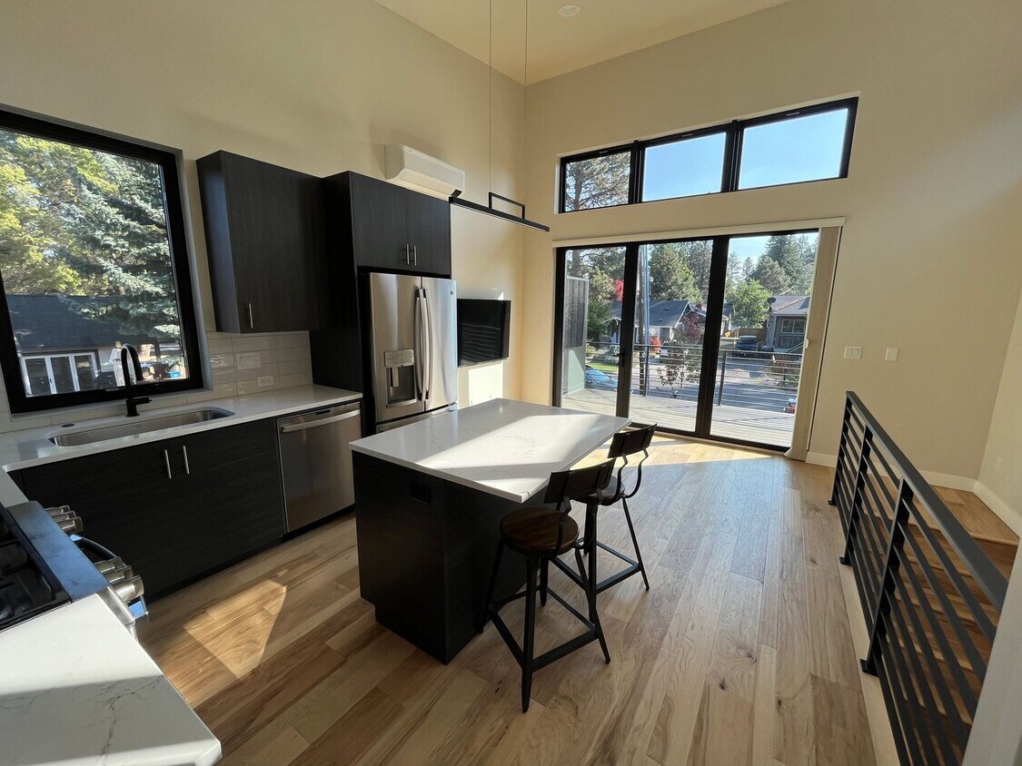 Foto principal - Modern 2 Bed, 2 Bath Just West of Century
