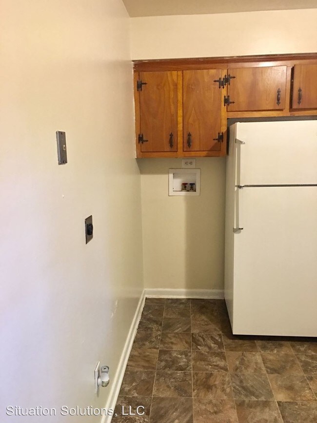 2 Br 1 Bath Apartment 2249 A Paris Street Condo For Rent In Building Photo 2 Br 1 Bath Apartment 2249 A Paris Street