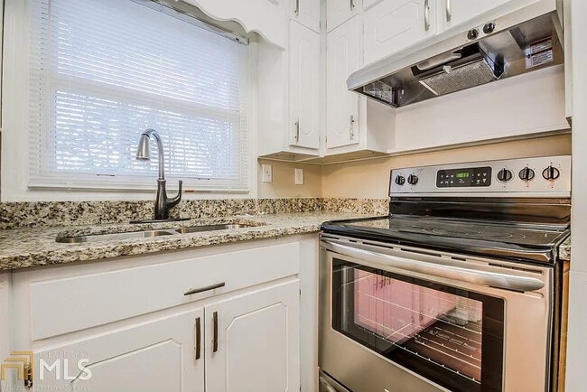 Foto del edificio - Room in House on Reba Rd