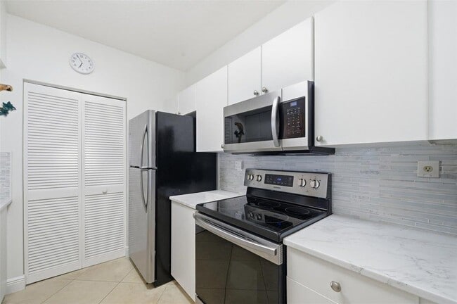 Building Photo - 3020 NE 32nd Ave
