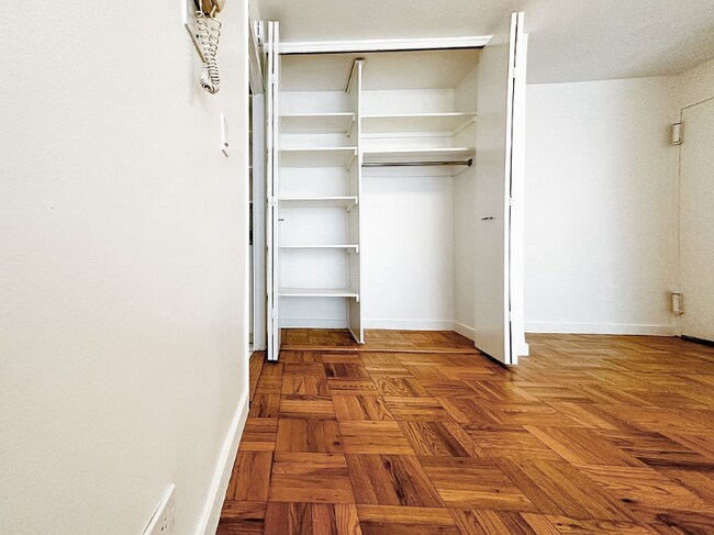 Foto del edificio - 320 E 49th St