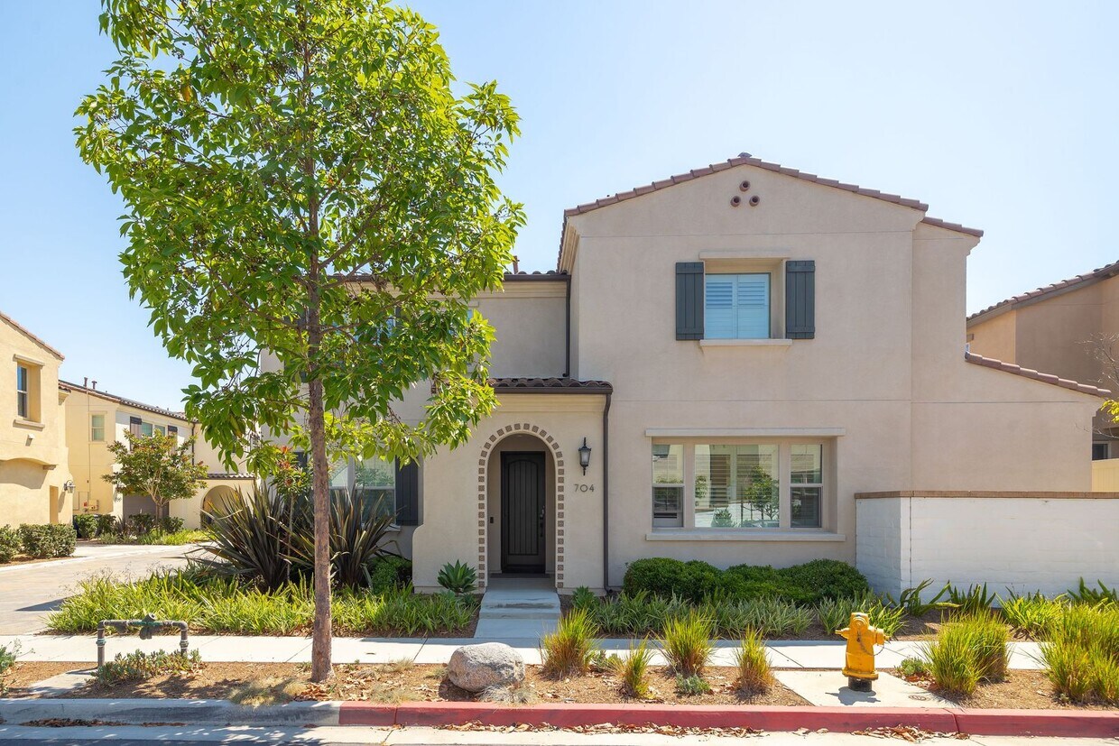 Primary Photo - Stunning Modern 4 Bedroom Home in Gated Ra...