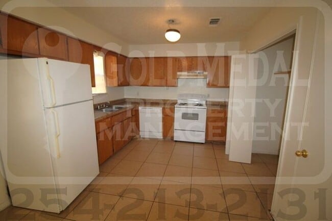 Building Photo - 1803 Cedarhill Dr