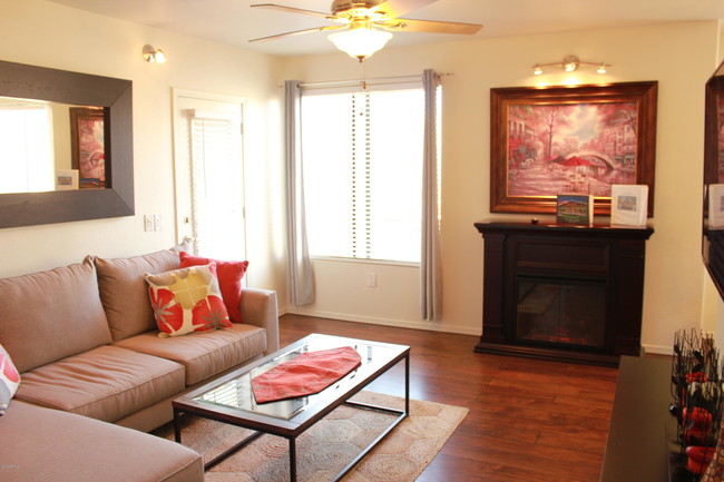 Foto del edificio - 4925 E Desert Cove Ave