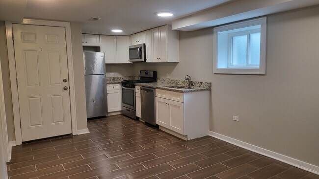 Building Photo - 827 W 33rd Pl