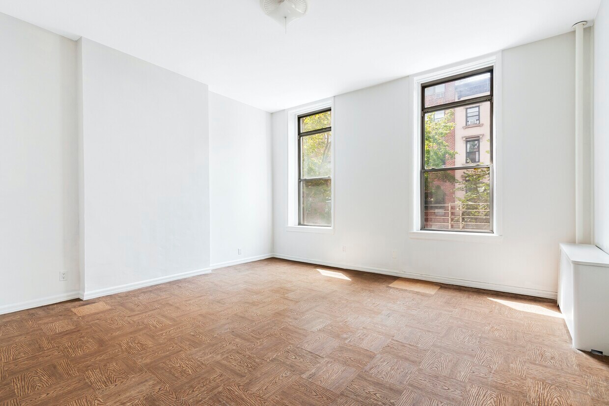 Building Photo - Living in Timeless Elegance