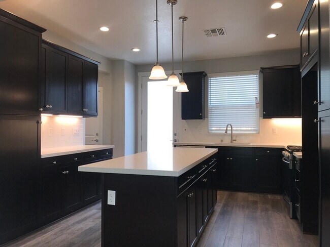 Building Photo - Beautiful 4 bedroom, 3 bathrooms!!