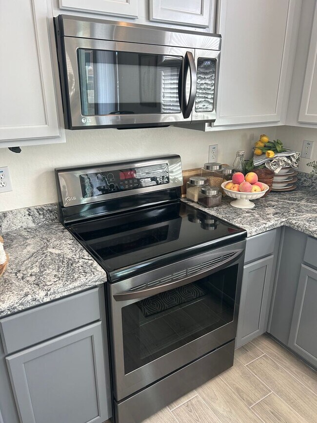 Building Photo - Upgraded 4 bed 2.5 bath!