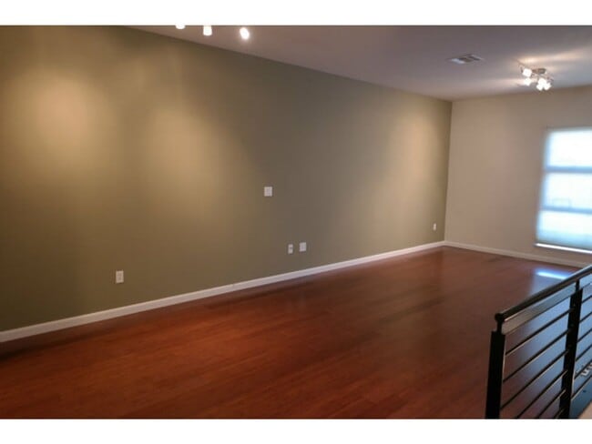 Building Photo - Modern Townhome Style Tri-level 2-BR, 2.5B...